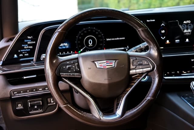 Cadillac Escalade — photo 9
