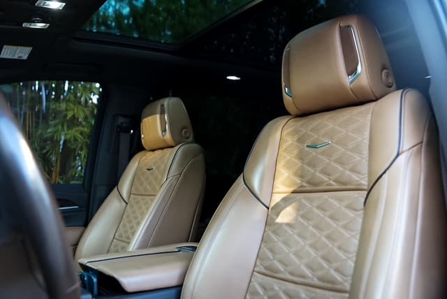 Cadillac Escalade — photo 10
