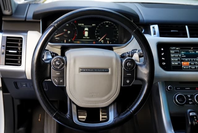Range Rover Sport SVR — photo 9